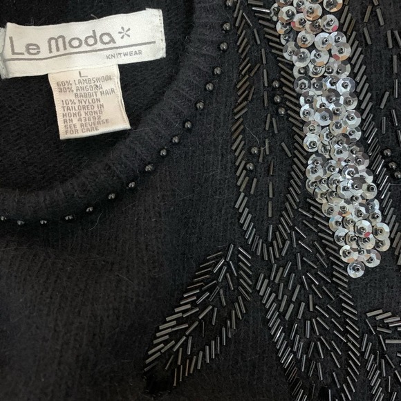 Vintage Lambswool Angora Sweater with one leaf Beaded Shoulder - Picture 5 of 10